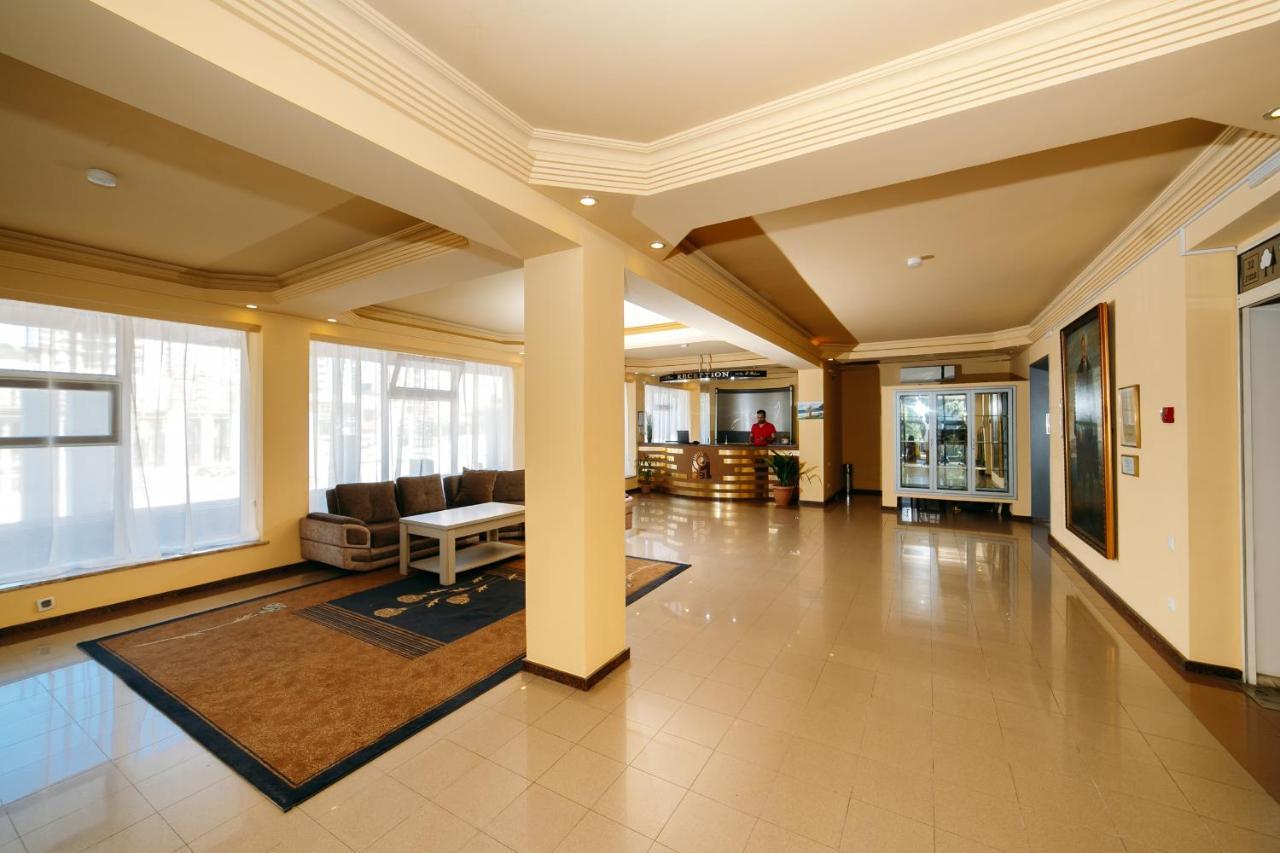 L Bakuri Hotel Batoemi Buitenkant foto