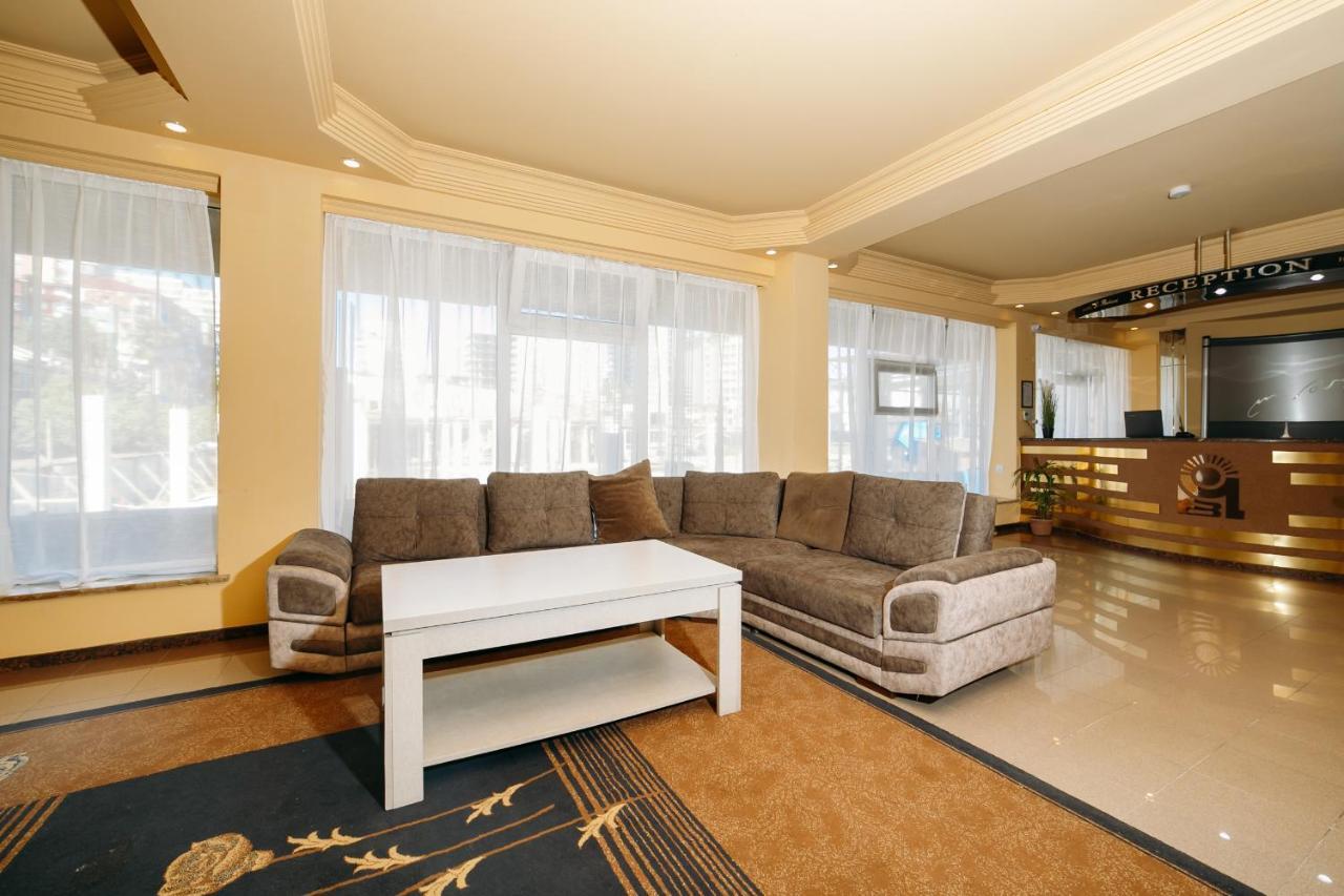 L Bakuri Hotel Batoemi Buitenkant foto