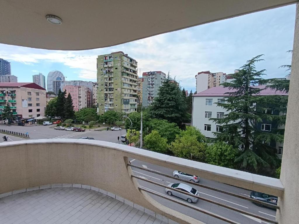 L Bakuri Hotel Batoemi Buitenkant foto