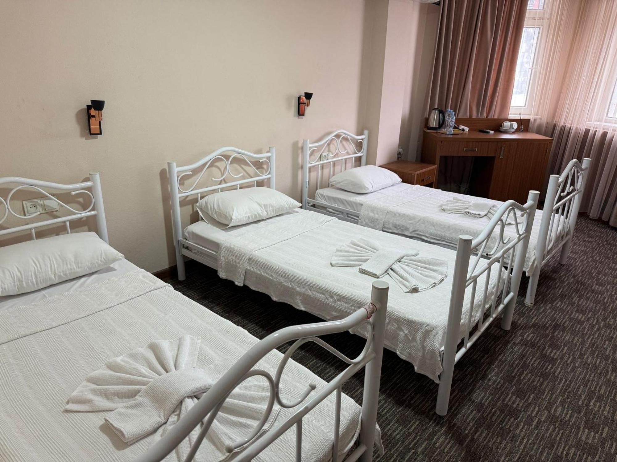 L Bakuri Hotel Batoemi Buitenkant foto