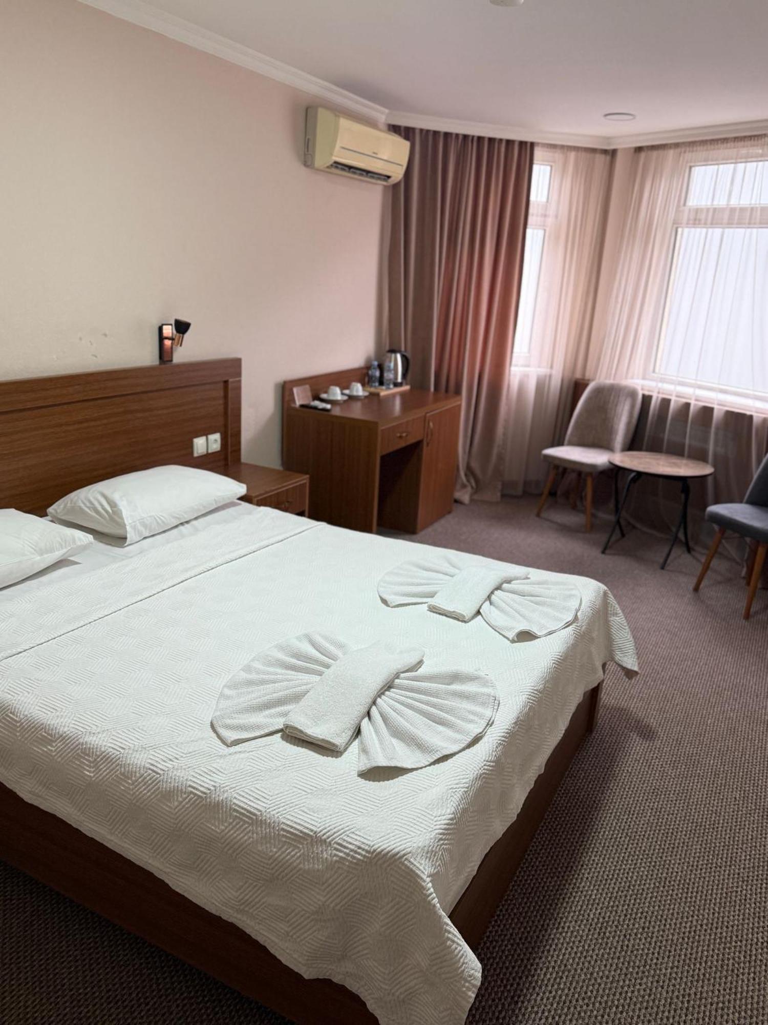 L Bakuri Hotel Batoemi Buitenkant foto